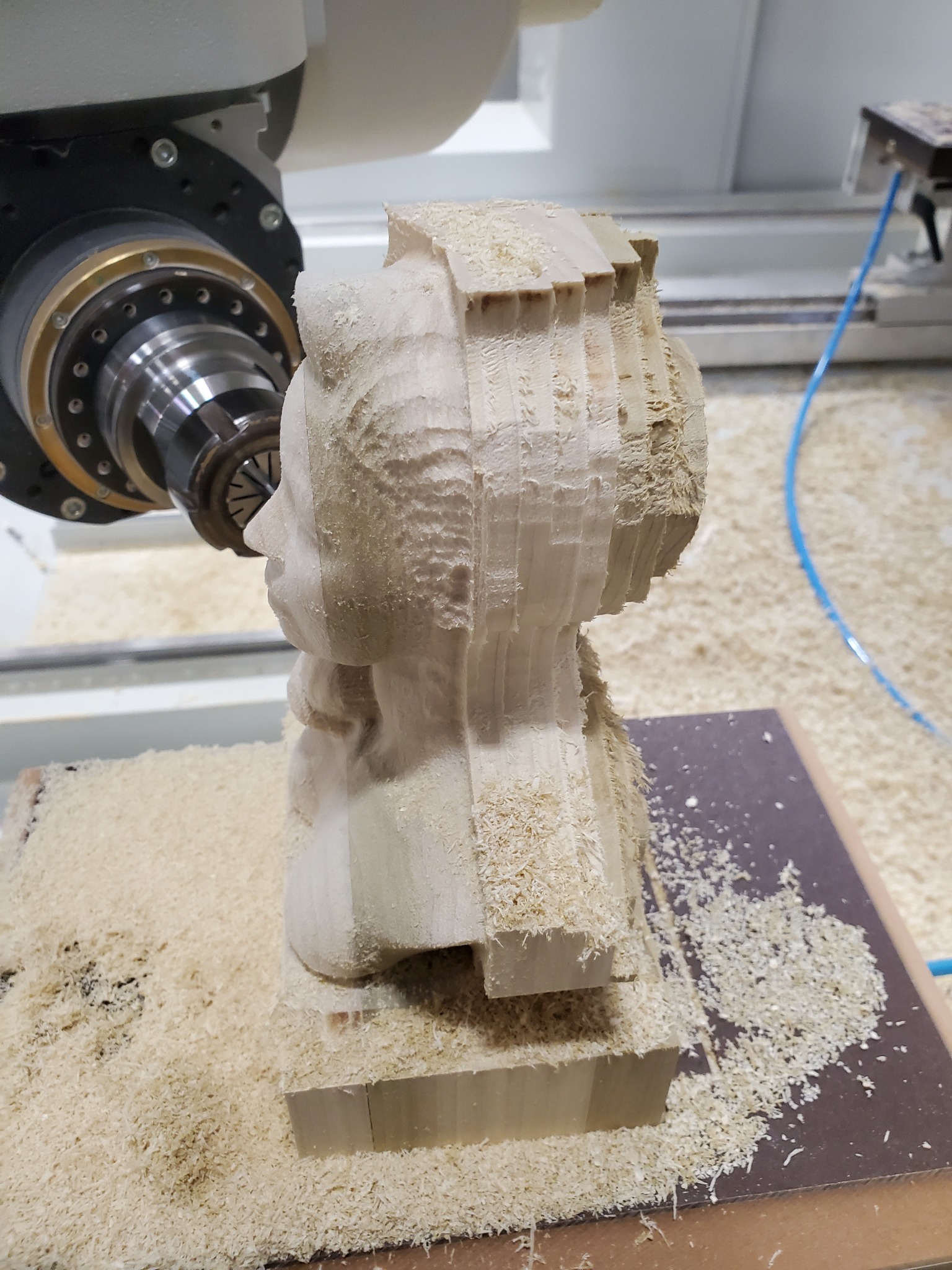 Sculpture en bois pendant l’usinage CNC